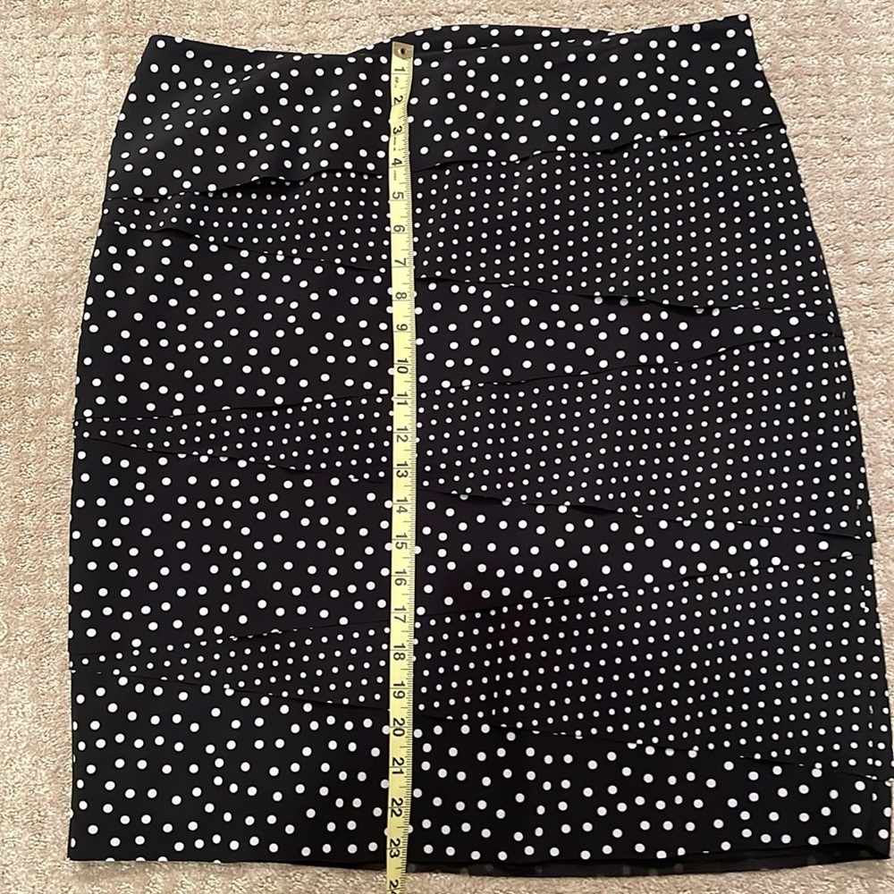 White House Black Market NWT skirt! Cute and flattering fit! - Picture 9 of 9